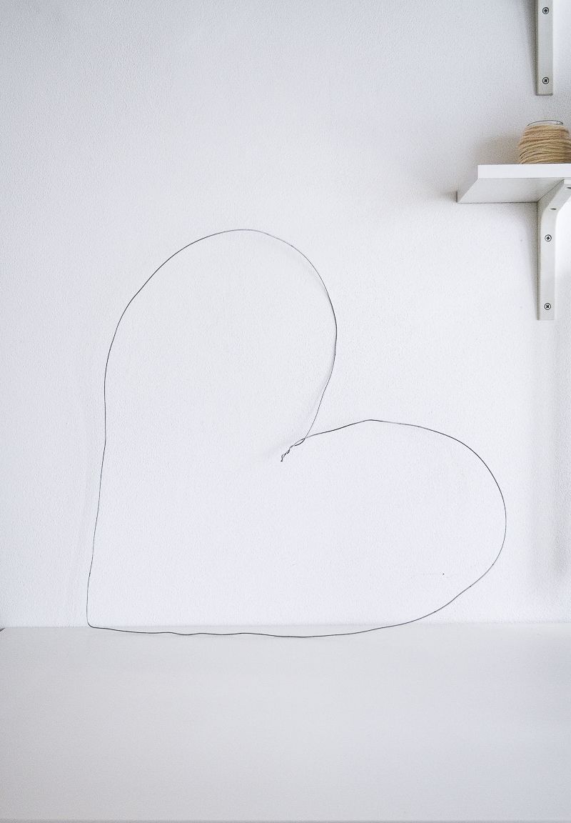 wire-for-a-DIY-Wall-Valentine’s-Day-Decoration